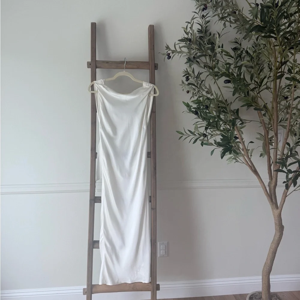 The Bar Max Dress in White (Blanc) - Picture 7 of 10